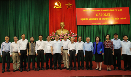 Lãnh đạo TP Hà Nội gặp mặt hơn 100 đại biểu văn nghệ sỹ, trí thức tiêu biểu Thủ đô
