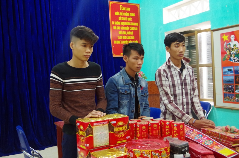 Khởi tố 3 đối tượng vận chuyển pháo nổ qua biên giới