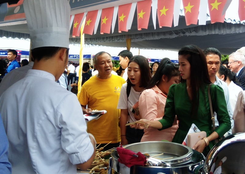 Việt Nam tham dự Hội chợ ẩm thực 2017 tại Lào