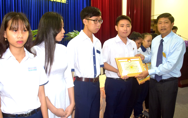 Biểu dương “Gia đình học tập - Dòng họ học tập - Cộng đồng học tập và Đơn vị học tập tiêu biểu giai đoạn 2015 - 2017”