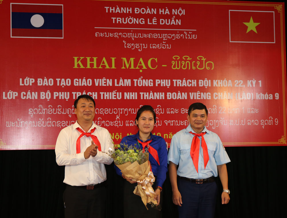Đào tạo nghiệp vụ công tác Đội cho cán bộ phụ trách thiếu nhi Thành đoàn Viêng Chăn Lào