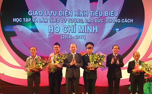 Gặp Bác một lần, học Bác một đời