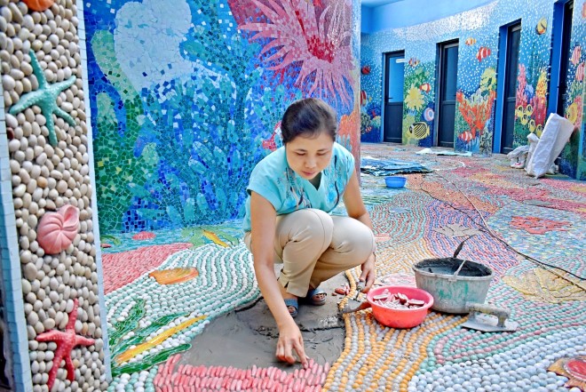 Hoàn thành công trình gắn gốm nghệ thuật Nhà Gương trong Công viên Thống Nhất