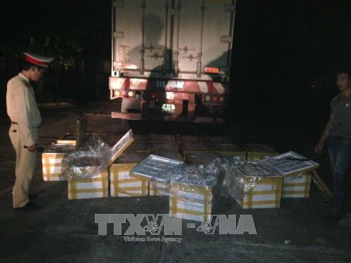 Bắt giữ xe ô tô vận chuyển 1 tấn thực phẩm ôi thiu