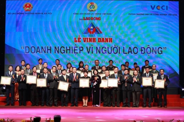 Vinh danh 74 doanh nghiệp lọt Bảng xếp hạng “Doanh nghiệp vì người lao động năm 2017”