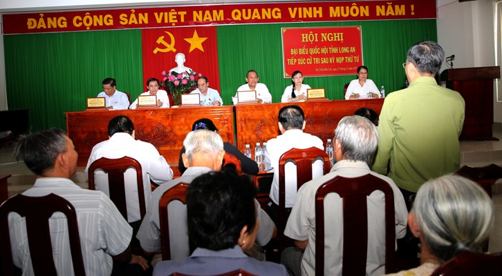 Phó Thủ tướng Trương Hòa Bình tiếp xúc cử tri tỉnh Long An
