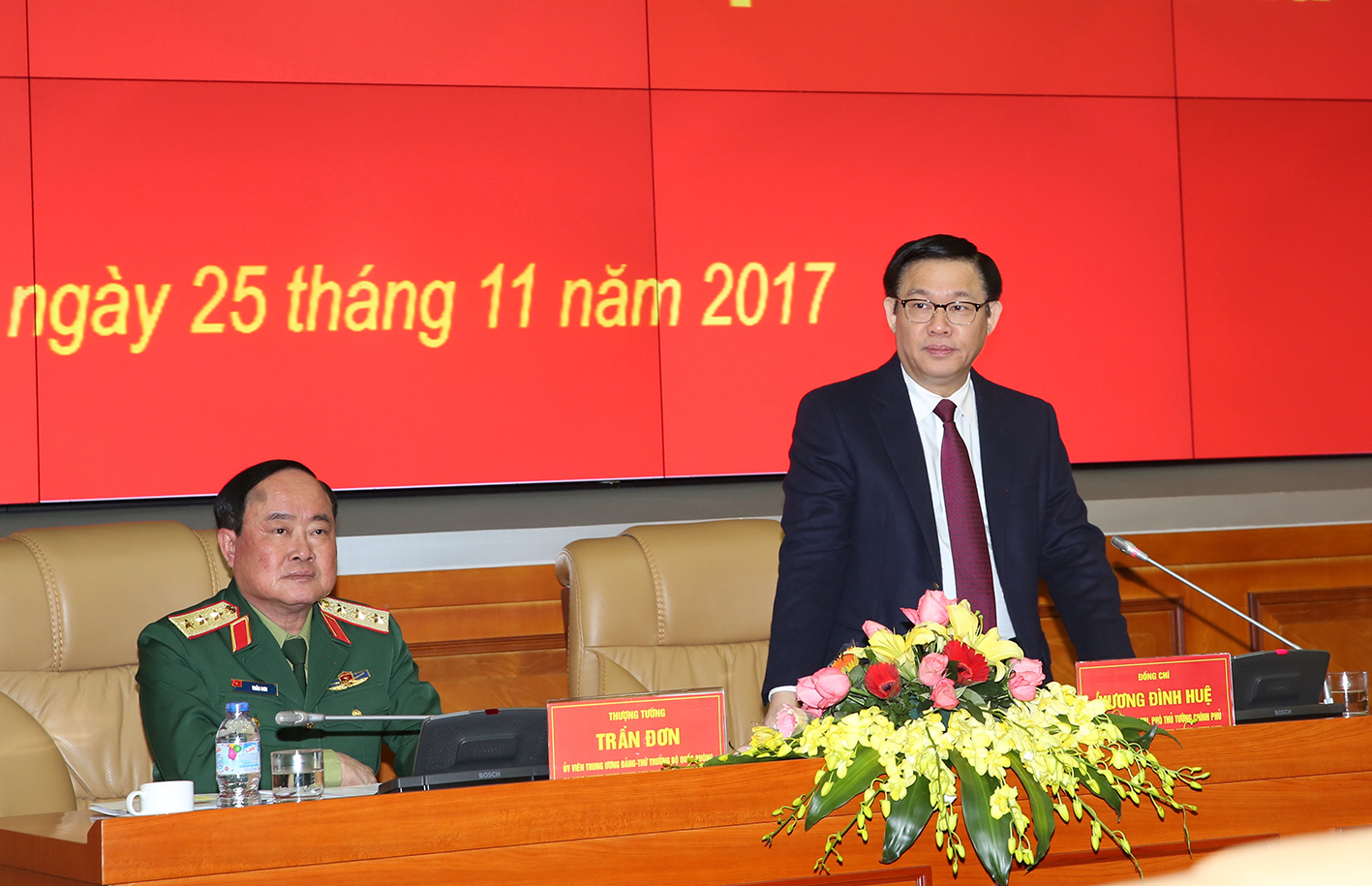 Bộ Quốc phòng nghiên cứu trả lương theo vị trí, chức vụ và phụ cấp quân hàm