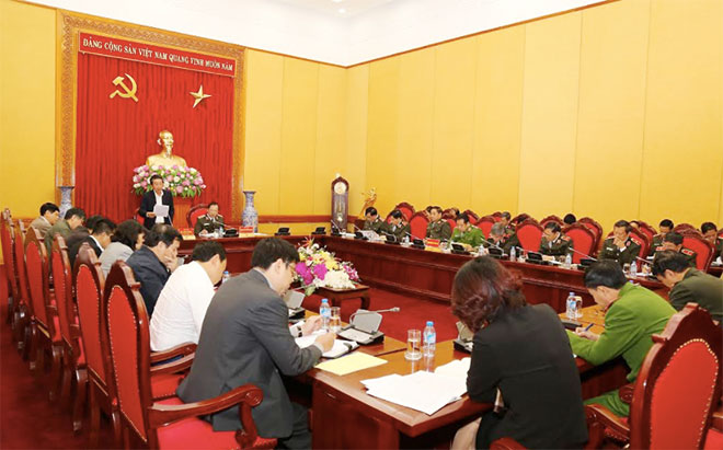 Bảo vệ, khuyến khích người dân phản ánh, tố giác, tích cực đấu tranh chống suy thoái, tự diễn biến , tự chuyển hóa