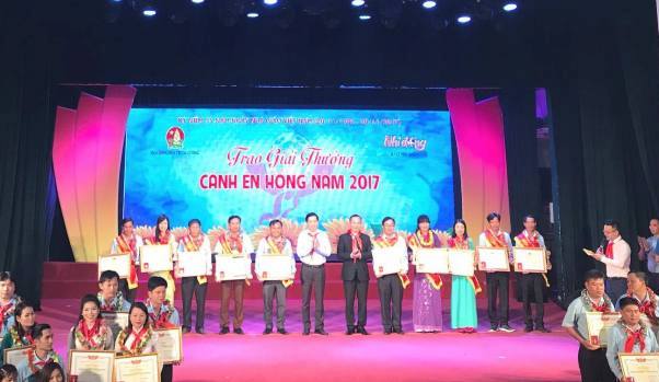 Trao giải thưởng “Cánh én hồng” cho 10 Tổng phụ trách Đội tiêu biểu