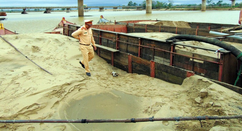 Quảng Nam bắt giữ 6 tàu hút cát trộm trong đêm