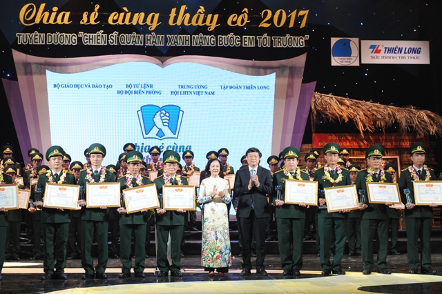 Tuyên dương 60 “Chiến sỹ quân hàm xanh nâng bước em tới trường”