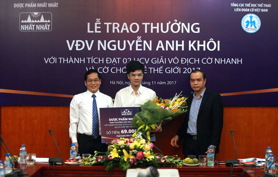 Trao thưởng vận động viên Nguyễn Anh Khôi với thành tích 2 huy chương vàng cờ vua thế giới