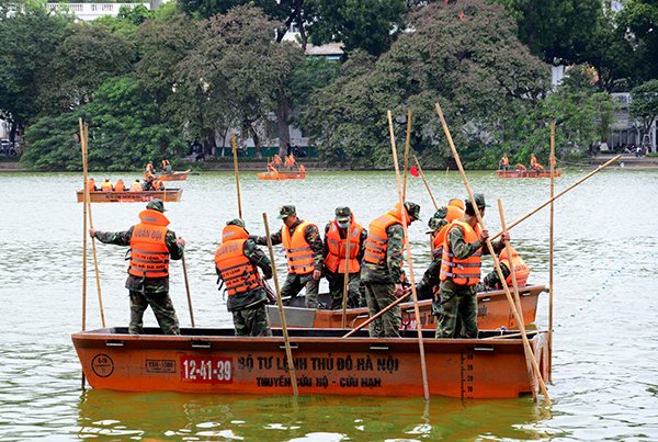 Hà Nội Dò tìm, xử lý hết các loại bom mìn còn sót lại để nạo vét bùn hồ Gươm