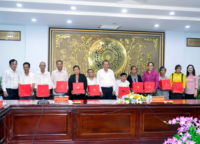 Phó Thủ tướng Thường trực Chính phủ - Trương Hòa Bình trao tặng quà cho hộ chính sách người đồng bào dân tộc Khmer tại Bạc Liêu