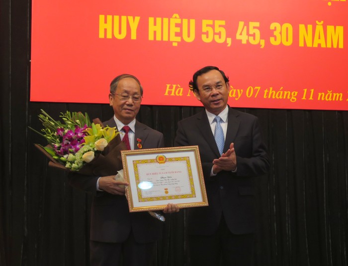 Trao Huy hiệu Đảng tặng các đảng viên thuộc Đảng bộ Văn phòng Trung ương Đảng