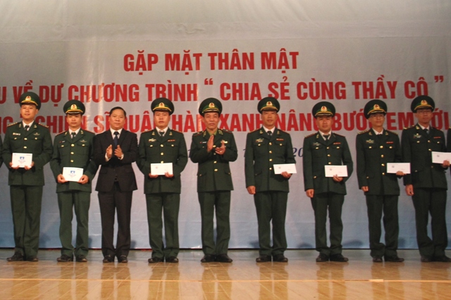 Gặp mặt 60 chiến sĩ mang quân hàm xanh gắn bó với sự nghiệp giáo dục