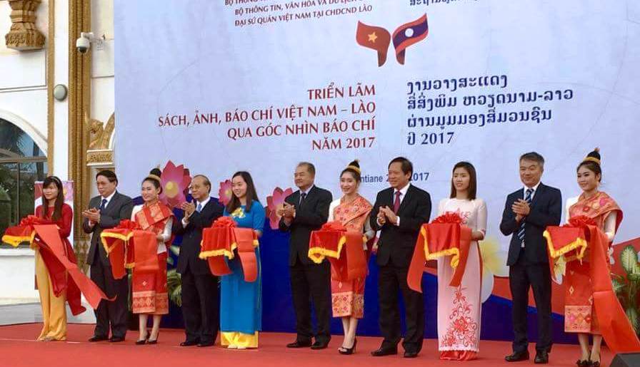 Triển lãm sách, ảnh, báo chí Việt Nam - Lào qua góc nhìn báo chí