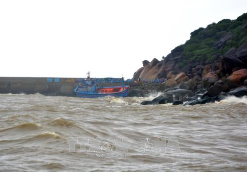 Quảng Ngãi Sóng lớn đánh chìm tàu cá, một ngư dân mất tích