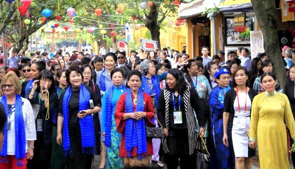 Phu nhân, phu quân lãnh đạo các nền kinh tế APEC thăm quan phố cổ Hội An