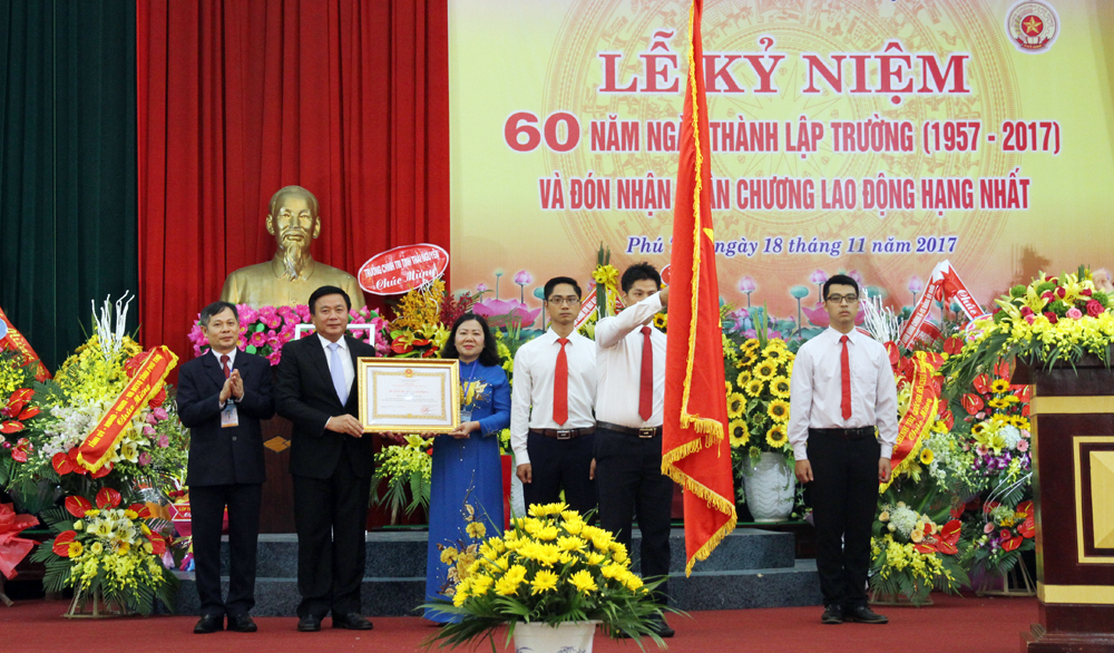 Trường Chính trị tỉnh Phú Thọ đón nhận Huân chương Lao động hạng Nhất