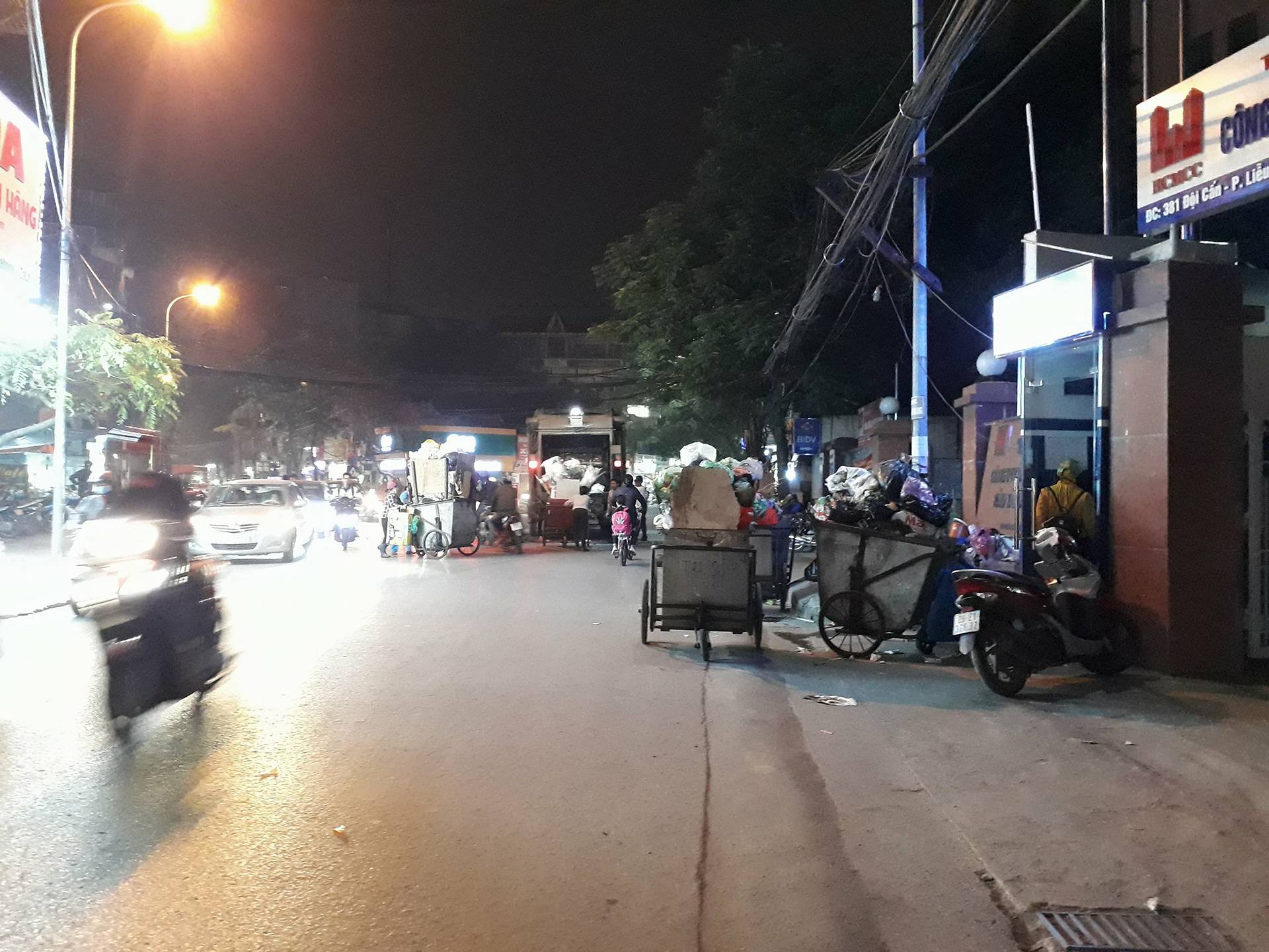 Hà Nội Bức xúc điểm tập kết rác bất hợp lí gây ô nhiễm