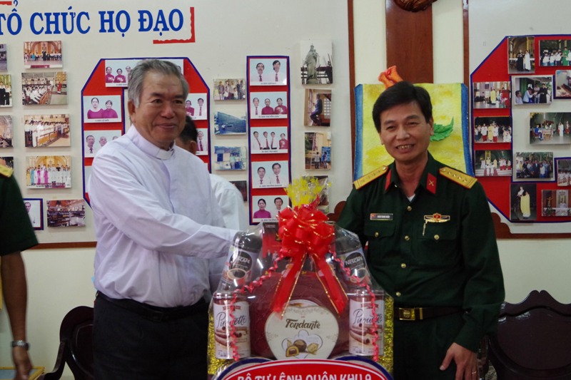 Bộ Tư lệnh Quân khu 9 thăm, chúc mừng lễ Giáng sinh tại Nhà thờ Sóc Trăng