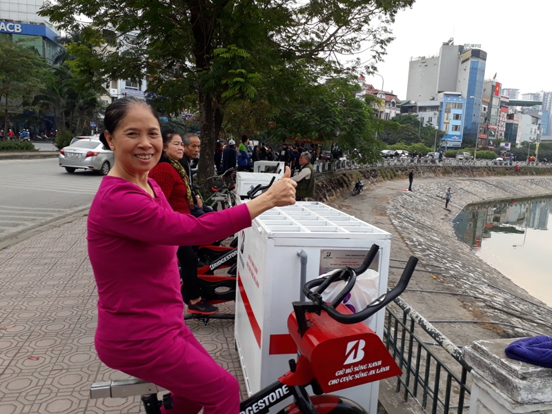 Xe đạp lọc nước góp phần giảm ô nhiễm hồ Hoàng Cầu