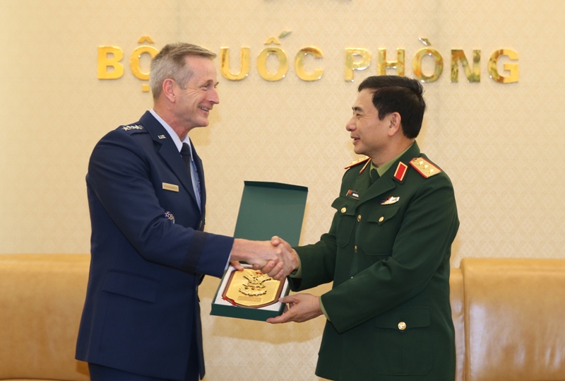 Tổng Tham mưu trưởng Phan Văn Giang tiếp Tư lệnh Không quân Thái Bình Dương Hoa Kỳ