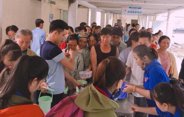 Những bát cháo ấm lòng bệnh nhân nghèo
