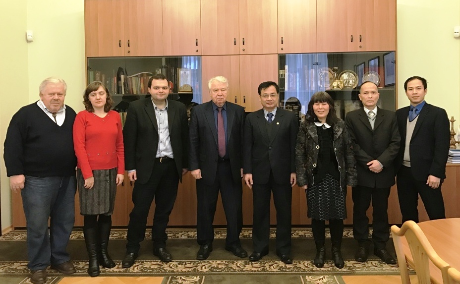 Đại sứ Việt Nam tại Ukraine thăm, làm việc tại Viện Ngữ văn trường Đại học quốc gia Kiev
