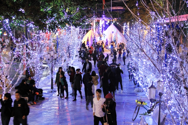 Lễ hội “Vui Giáng sinh – Chào năm mới 2018” tại Công viên Hồ Tây