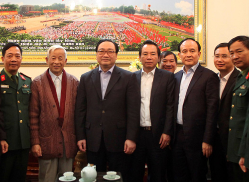 Bí thư Thành ủy Hà Nội Hoàng Trung Hải thăm, chúc sức khỏe Thượng tướng Phạm Thanh Ngân