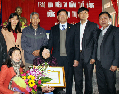 Hưng Yên trao tặng Huy hiệu 70 năm tuổi Đảng cho đảng viên lão thành