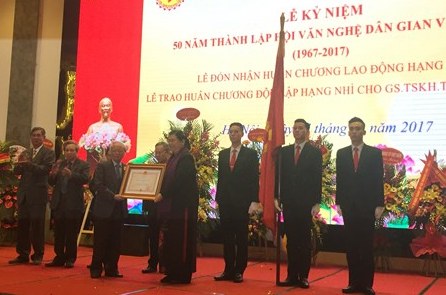 Hội Văn nghệ dân gian Việt Nam đón nhận Huân chương Lao động hạng Nhì