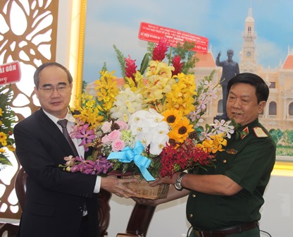 Bí thư Thành uỷ TP Hồ Chí Minh Nguyễn Thiện Nhân thăm, chúc mừng các đơn vị quân đội