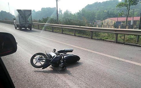Cảnh sát giao thông bị xe mô tô vi phạm đâm trên đường cao tốc đã tử vong
