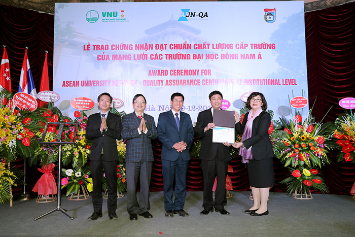 Trường Đại học Khoa học Tự nhiên ĐHQGHN nhận Chứng nhận đạt chuẩn chất lượng AUN