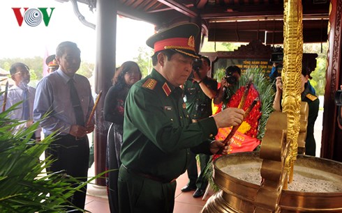 Đại tướng Ngô Xuân Lịch dâng hương tưởng niệm Anh hùng liệt sĩ ở thị xã Long Khánh, Đồng Nai