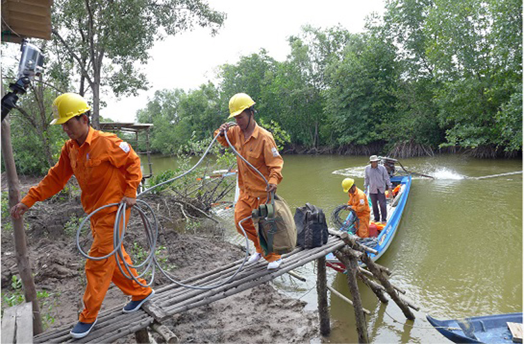 Thắp sáng những đường quê dịp Xuân về