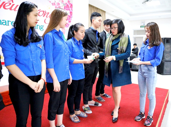 Đại học Đông Á mang “Xuân yêu thương” đến các sinh viên, học sinh khó khăn