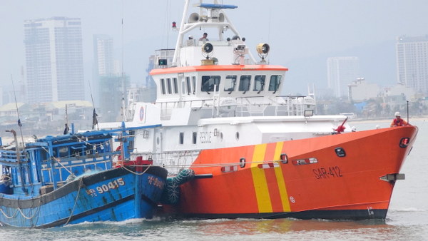 Cứu hộ thành công 11 ngư dân cùng tàu cá gặp nạn trên biển