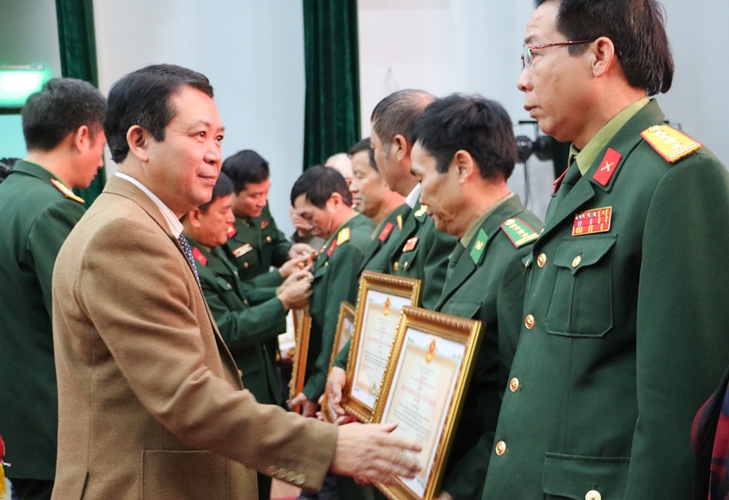 Điện Biên Trao Huân chương Bảo vệ Tổ quốc cho nguyên các cán bộ cao cấp Quân đội ​