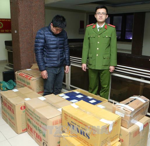 Bắt giữ đối tượng buôn bán, tàng trữ hơn 5500 bao thuốc lá, xì gà lậu