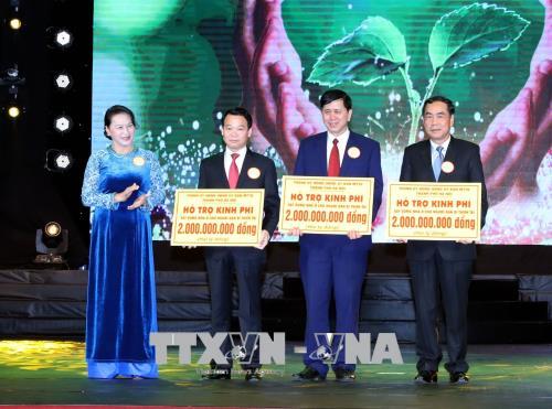 Chủ tịch Quốc hội Nguyễn Thị Kim Ngân dự Chương trình “Vòng tay nhân ái”