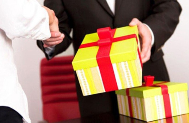 Hà Nội cấm cán bộ, công chức tặng quà Tết lãnh đạo
