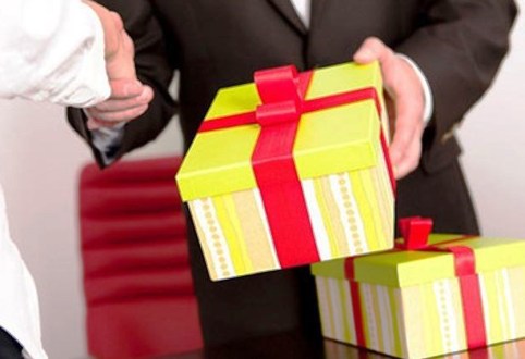 Báo cáo việc sử dụng tài sản công, tặng và nhận quà không đúng quy định trong dịp Tết