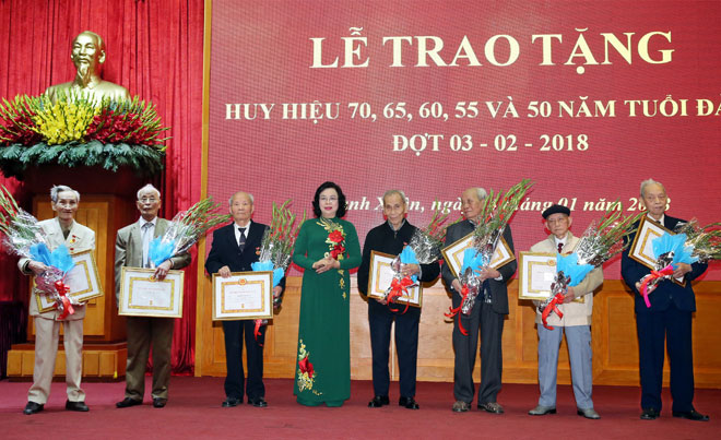 Hà Nội Trao Huy hiệu Đảng cho các đảng viên lão thành