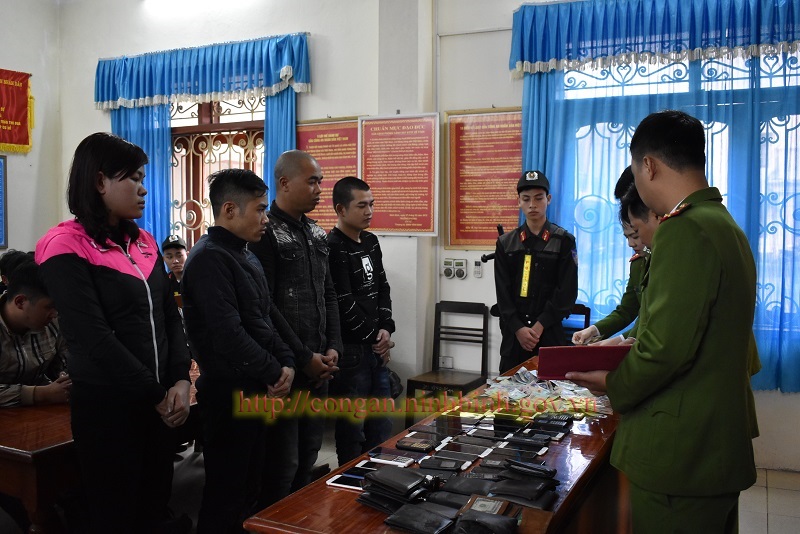 Ninh Bình Bắt quả tang 38 đối tượng đánh bạc, thu giữ hơn 200 triệu đồng