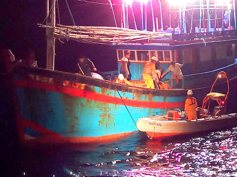 Kịp thời cứu hộ ngư dân bị bệnh hiểm nghèo trên biển