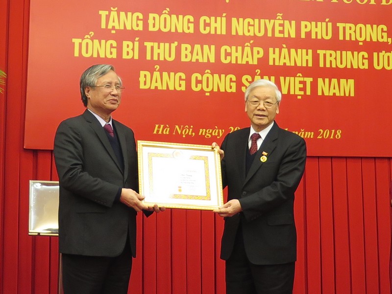 Trao Huy hiệu 50 năm tuổi Đảng tặng Tổng Bí thư Nguyễn Phú Trọng